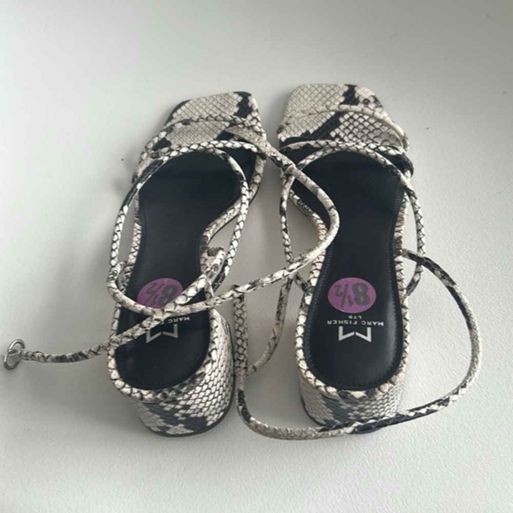 Marc Fisher LTD Womens Heels Size 85 Black and White